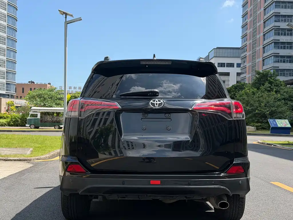 Toyota RAV4 — фото 8