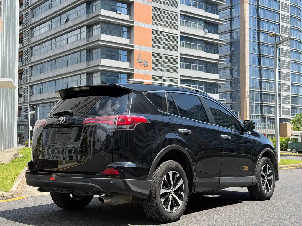 Toyota RAV4 — фото 9