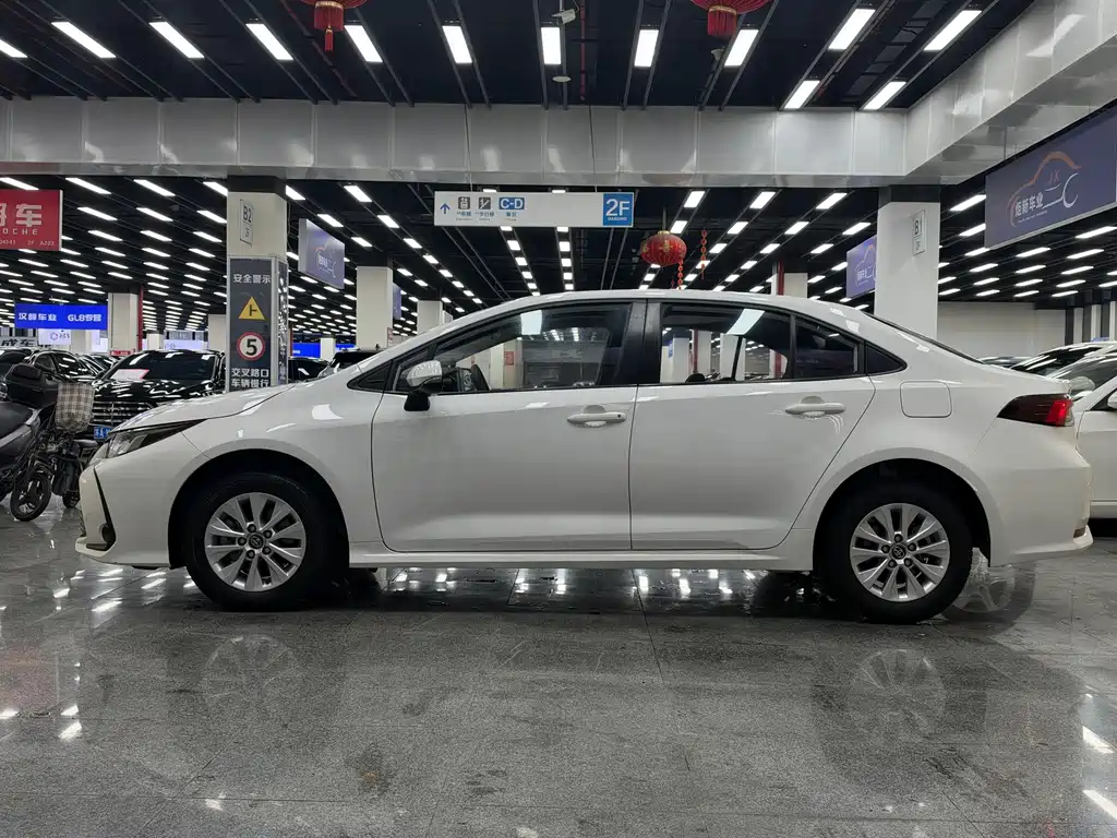 Toyota Corolla — фото 4