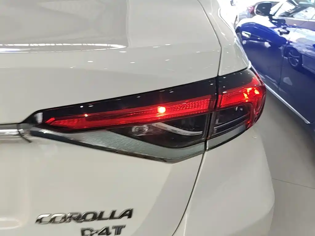Toyota Corolla — фото 8