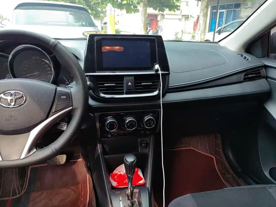 Toyota Yaris L — фото 13