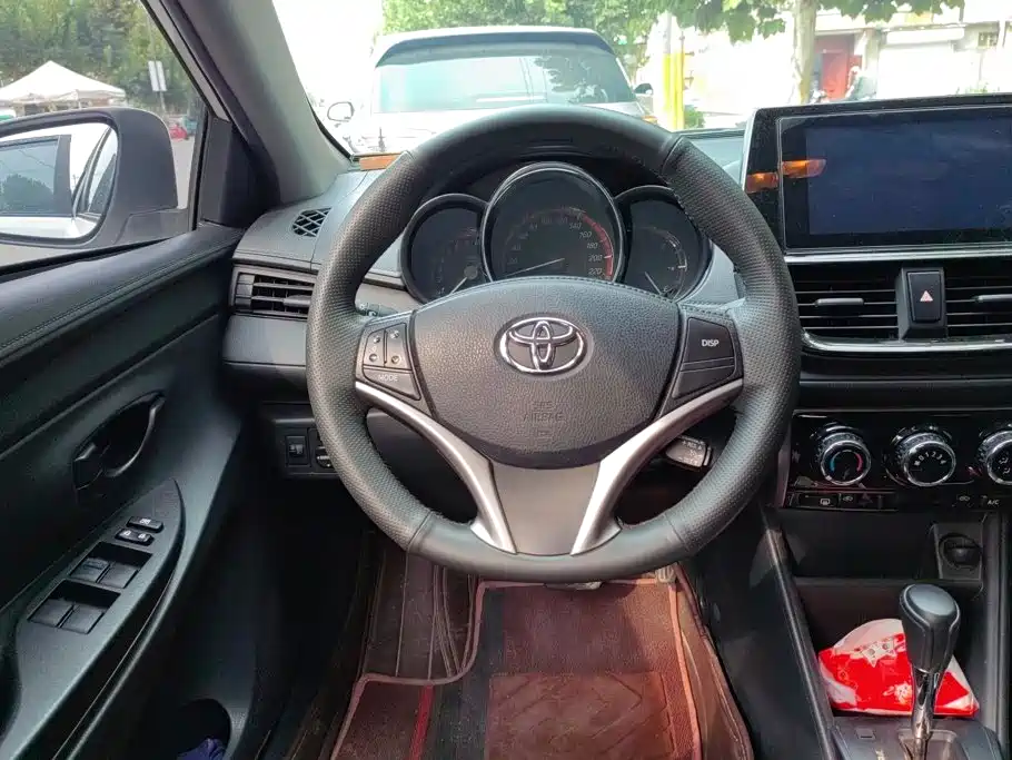 Toyota Yaris L — фото 15