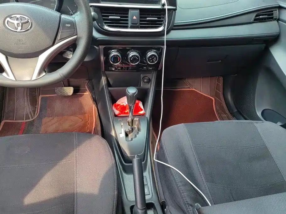 Toyota Yaris L — фото 16