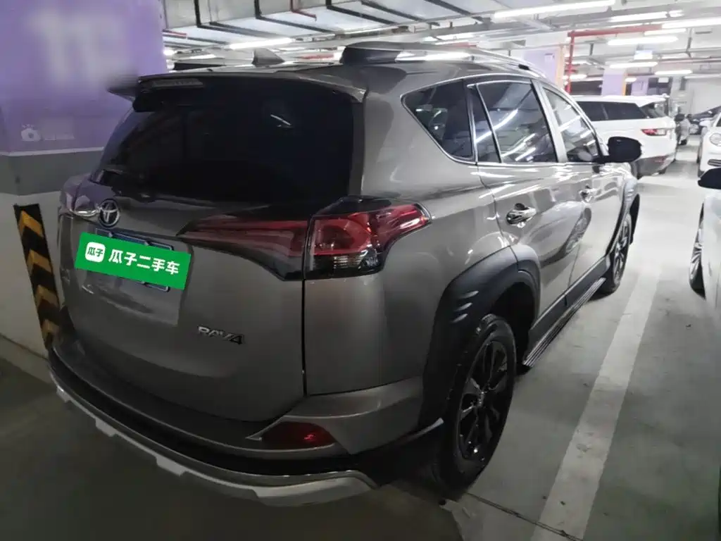 Toyota RAV4 — фото 7