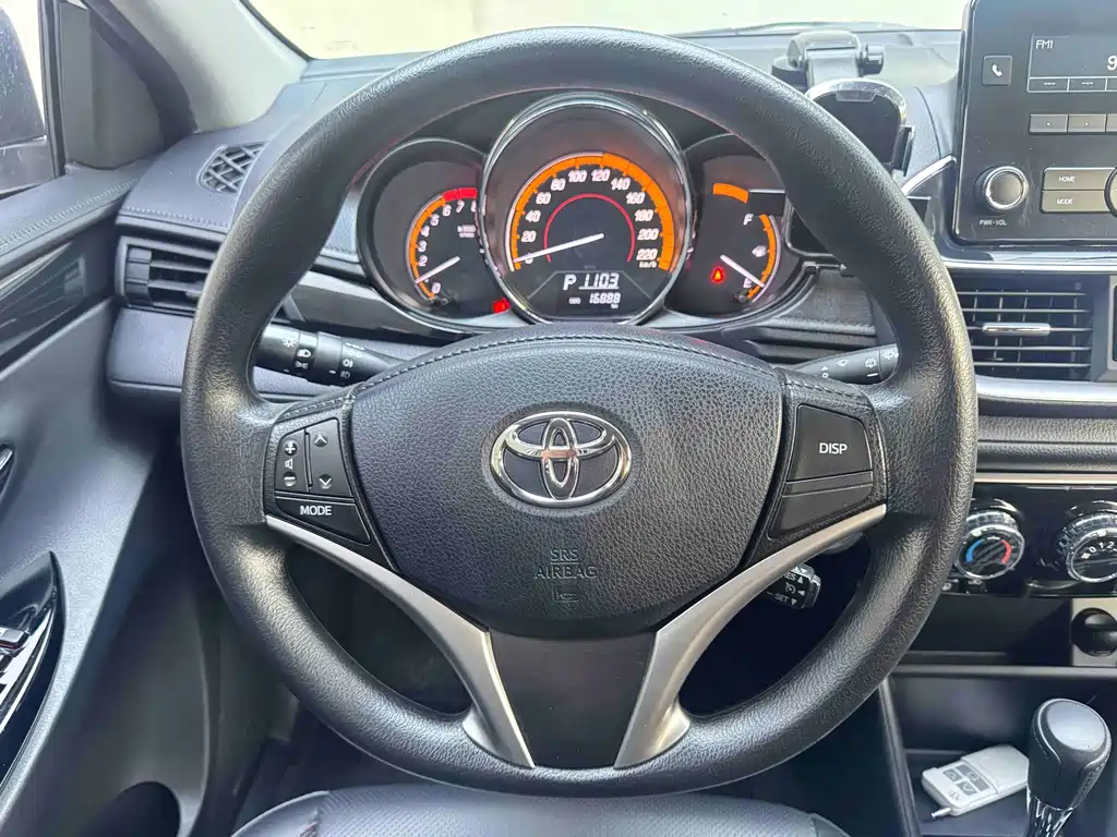 Toyota Yaris L — фото 11