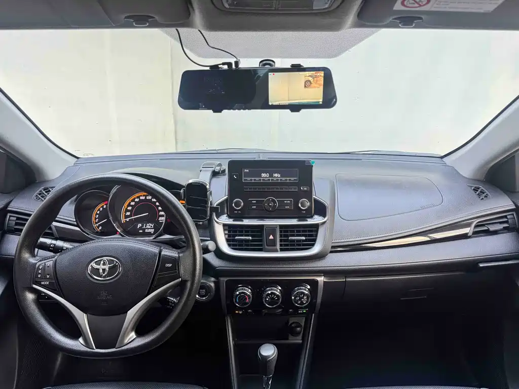 Toyota Yaris L — фото 15
