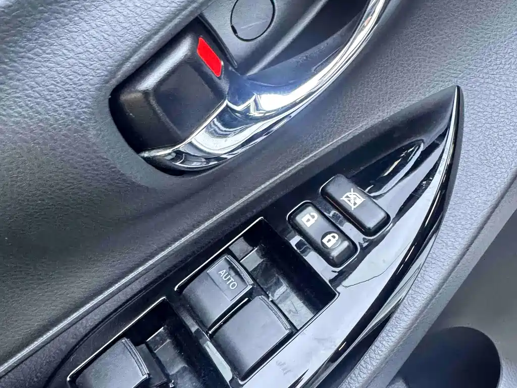 Toyota Yaris L — фото 18