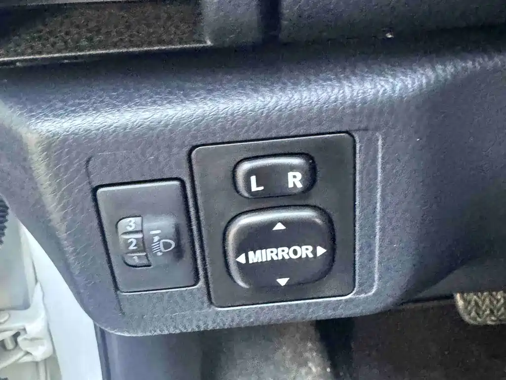 Toyota Yaris L — фото 19