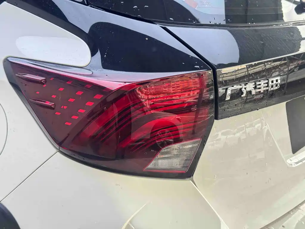 Toyota Yaris L — фото 30