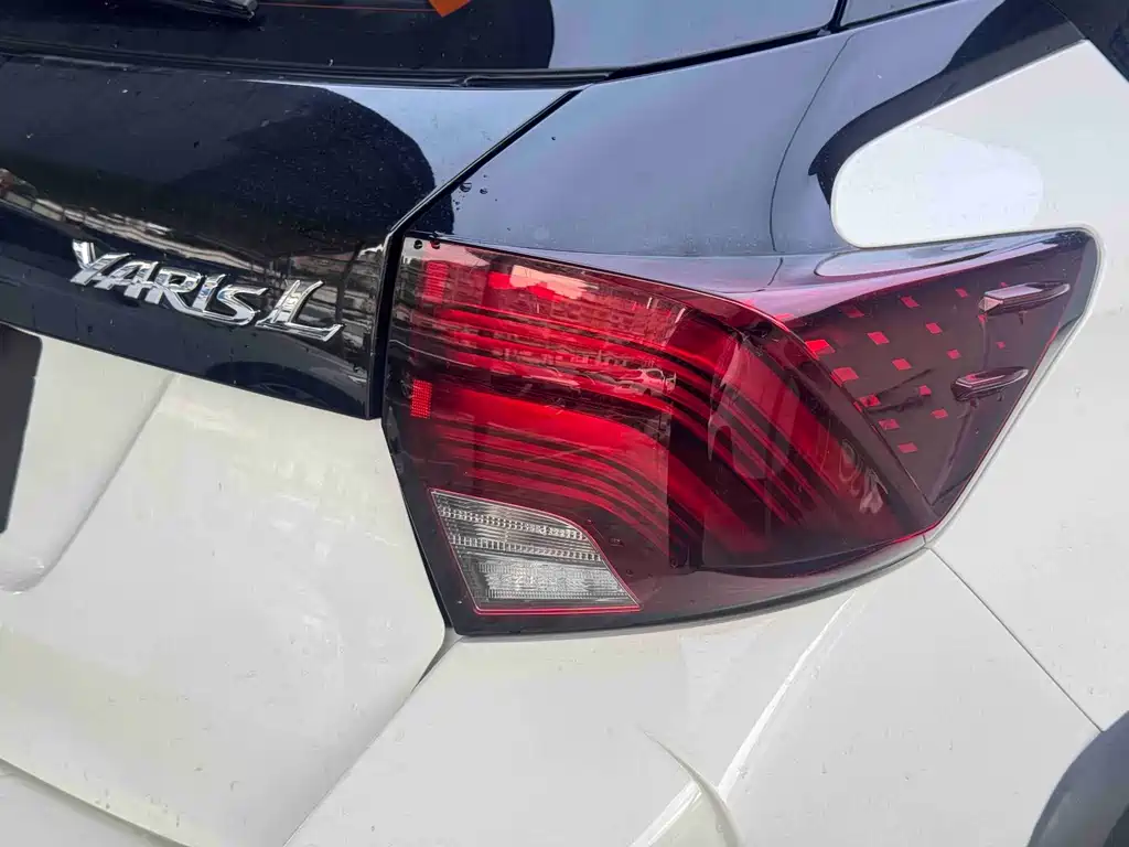 Toyota Yaris L — фото 34