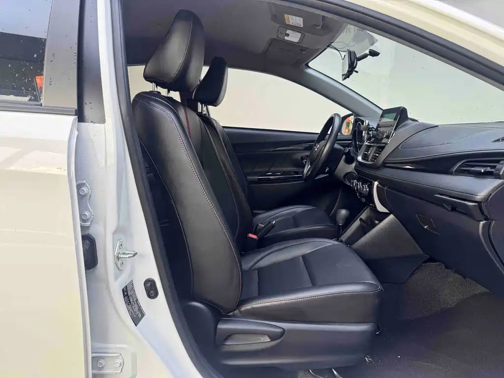 Toyota Yaris L — фото 7