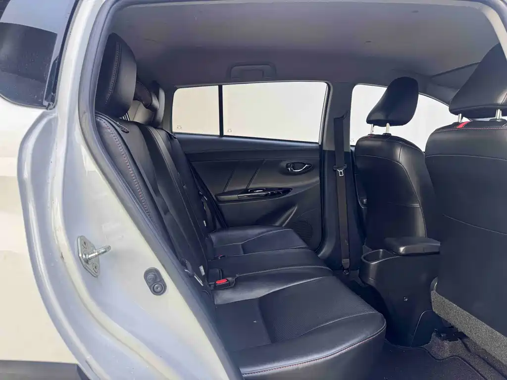 Toyota Yaris L — фото 8