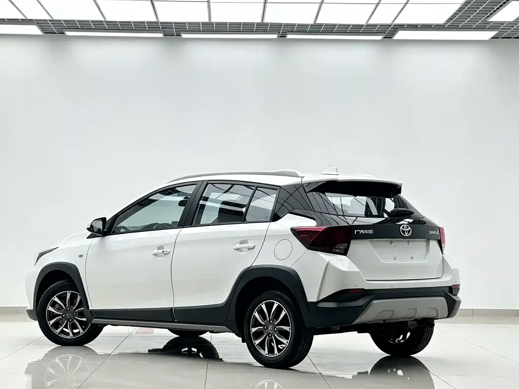 Toyota Yaris L — фото 2