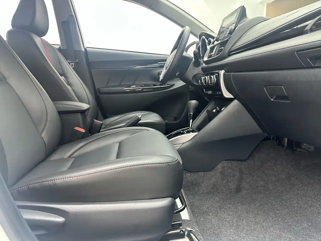 Toyota Yaris L — фото 11