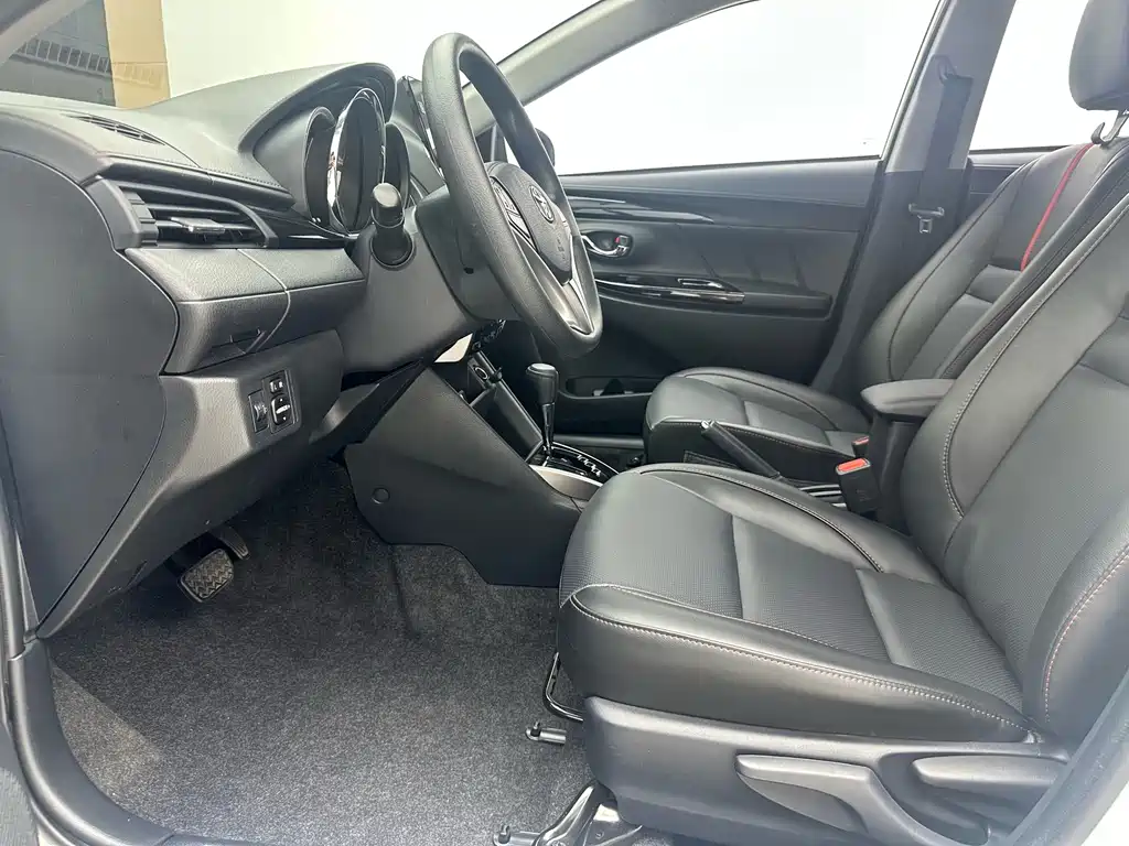 Toyota Yaris L — фото 14