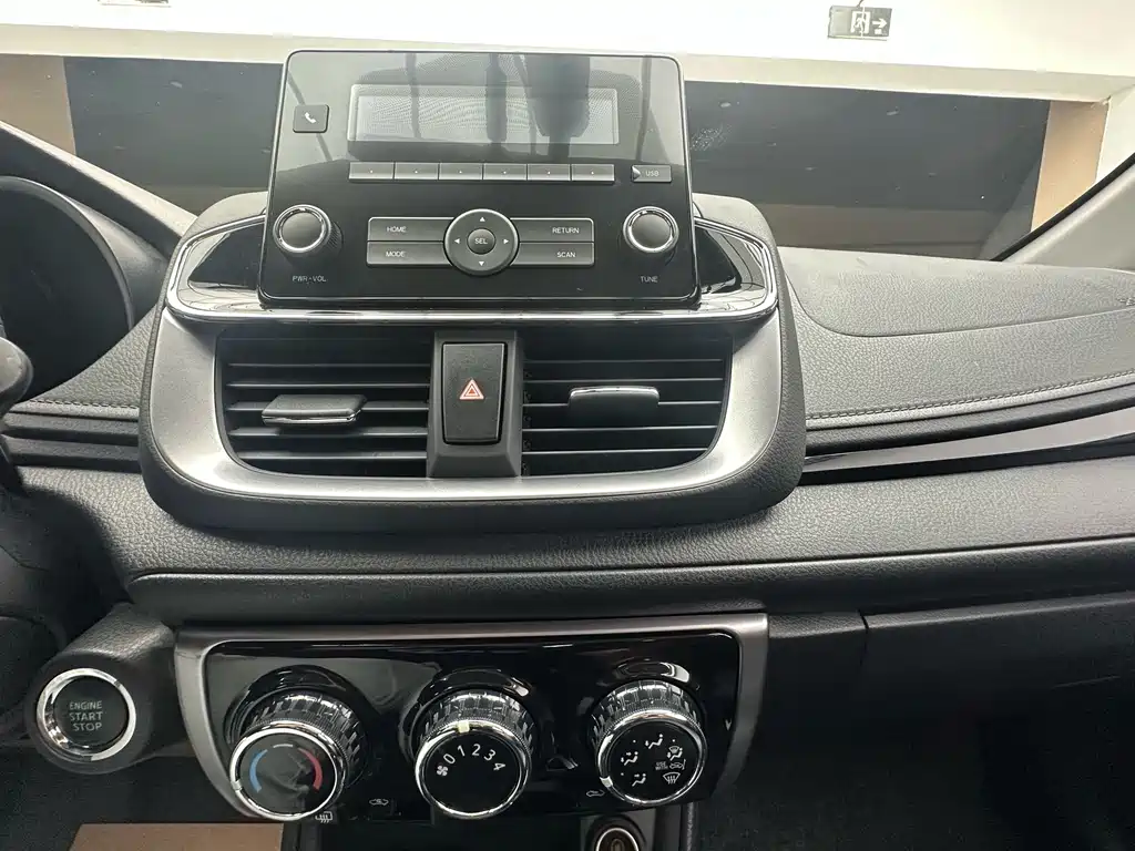 Toyota Yaris L — фото 8