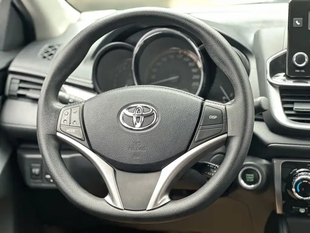 Toyota Yaris L — фото 10
