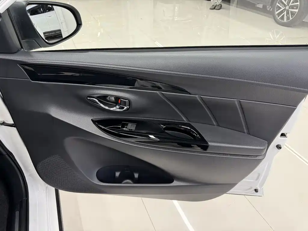 Toyota Yaris L — фото 6