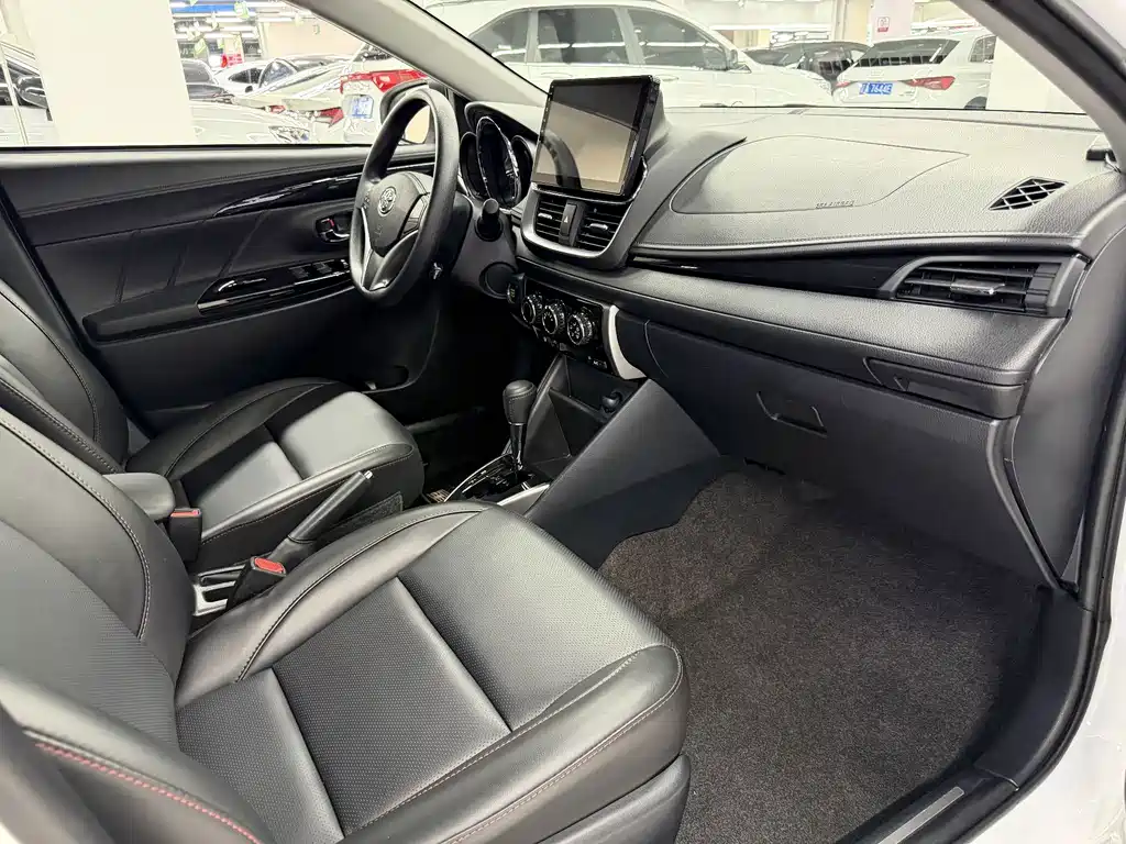 Toyota Yaris L — фото 7