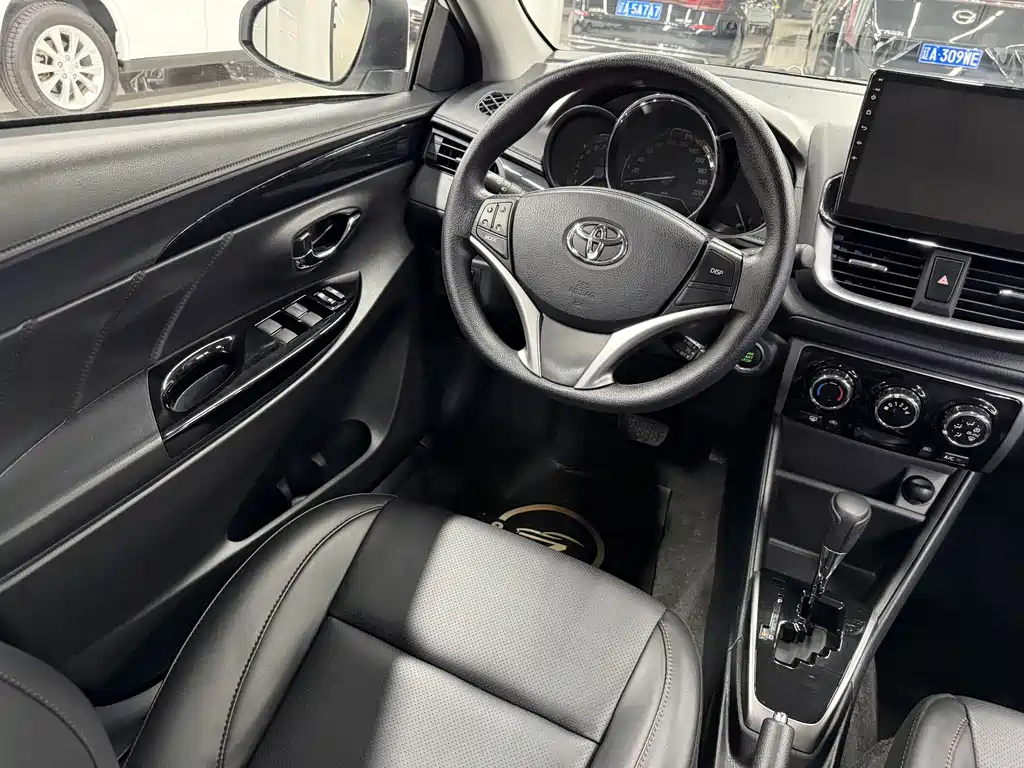 Toyota Yaris L — фото 10