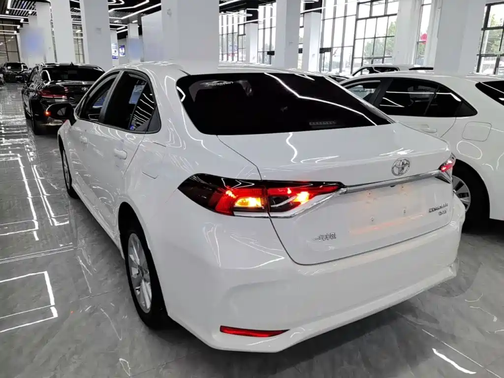 Toyota Corolla — фото 5