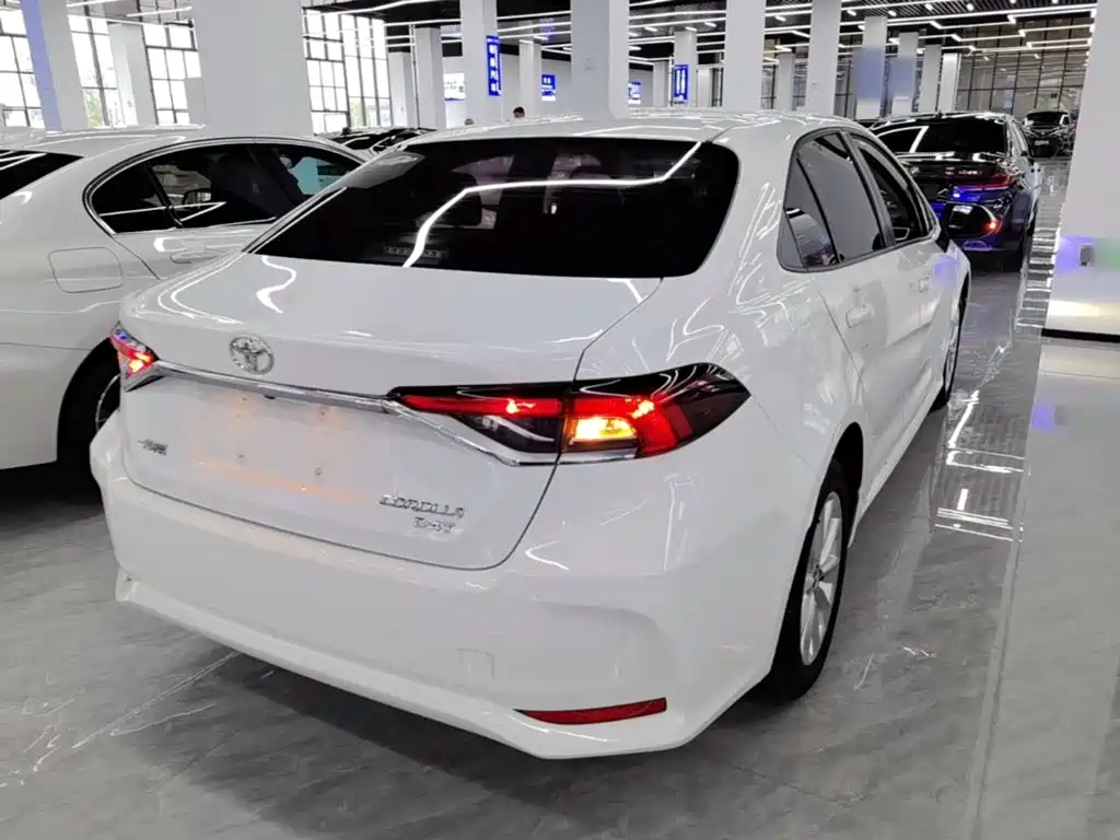 Toyota Corolla — фото 7
