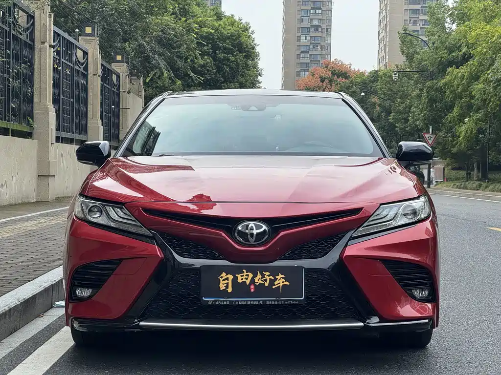 Toyota Camry — фото 2