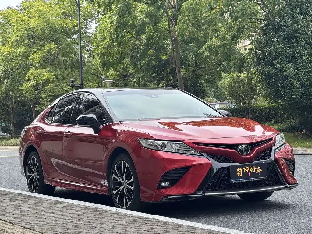 Toyota Camry — фото 3