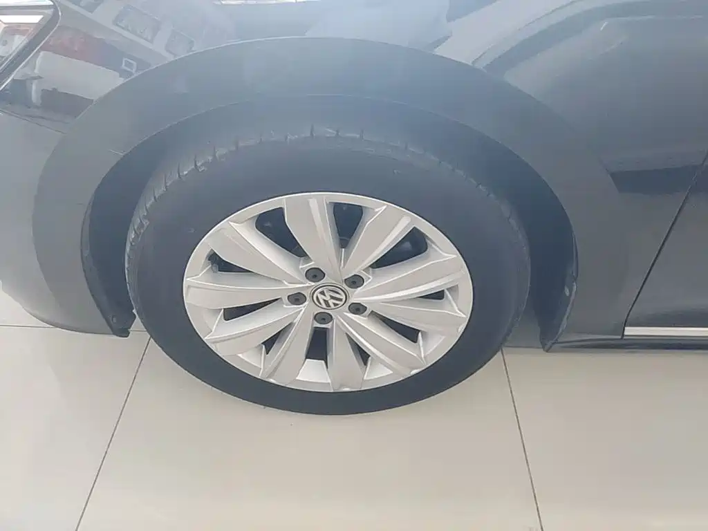 Volkswagen Passat — фото 23