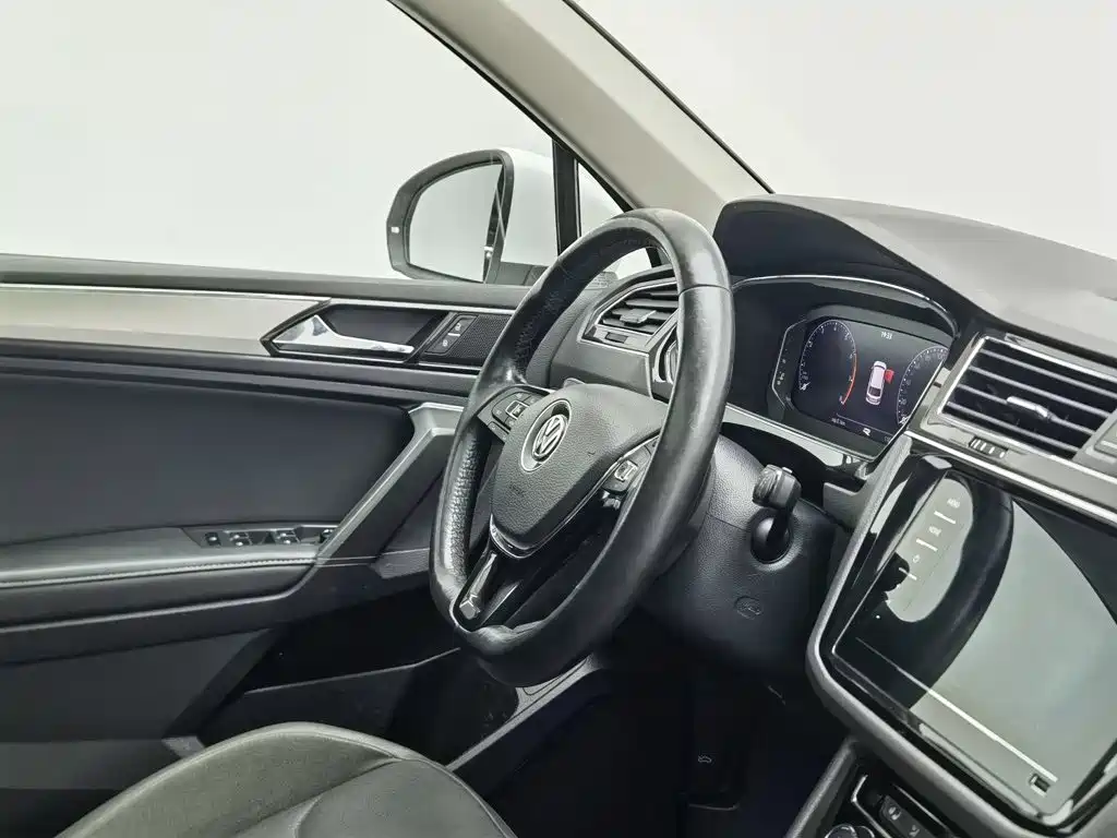 Volkswagen Tiguan L — фото 22