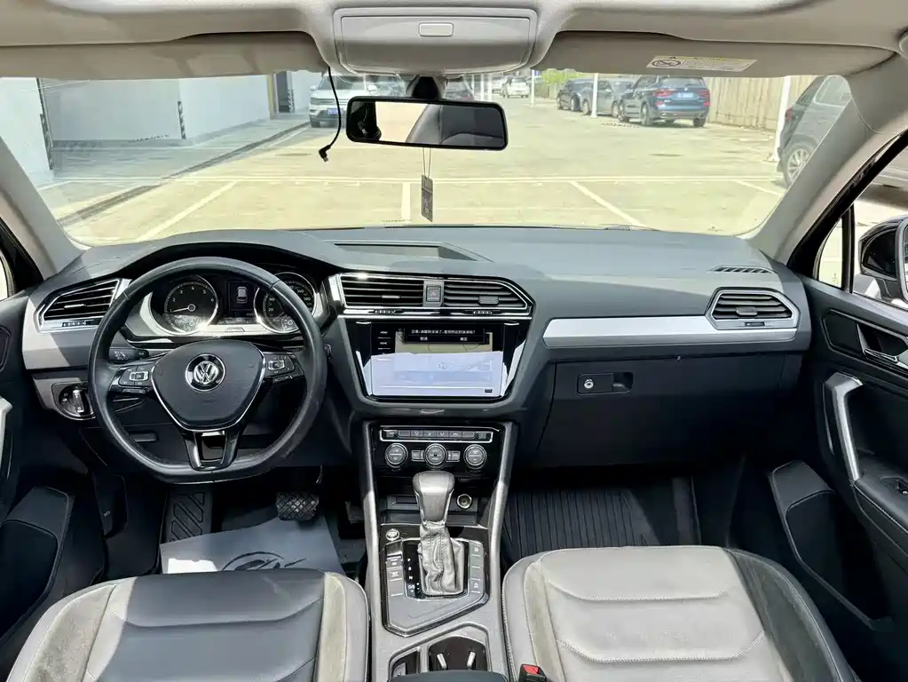 Volkswagen Tiguan L — фото 8