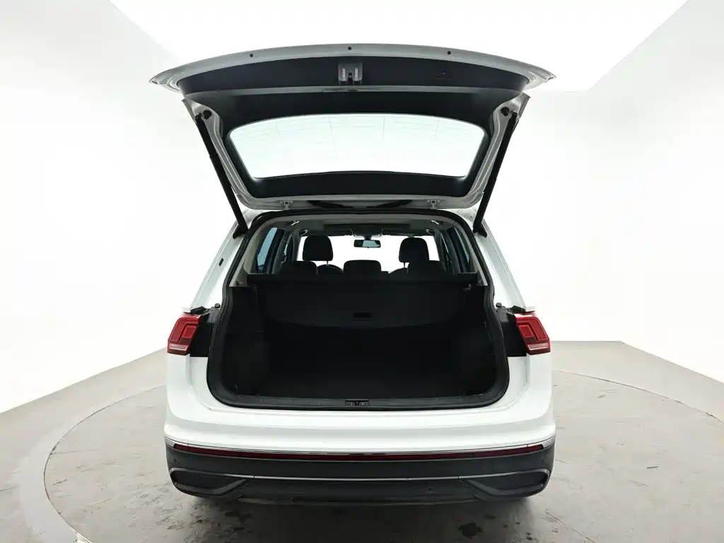 Volkswagen Tiguan L — фото 8