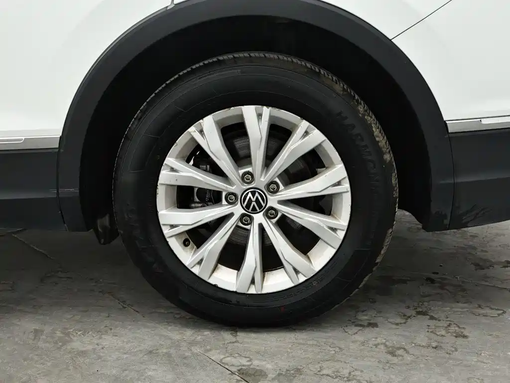 Volkswagen Tiguan L — фото 9