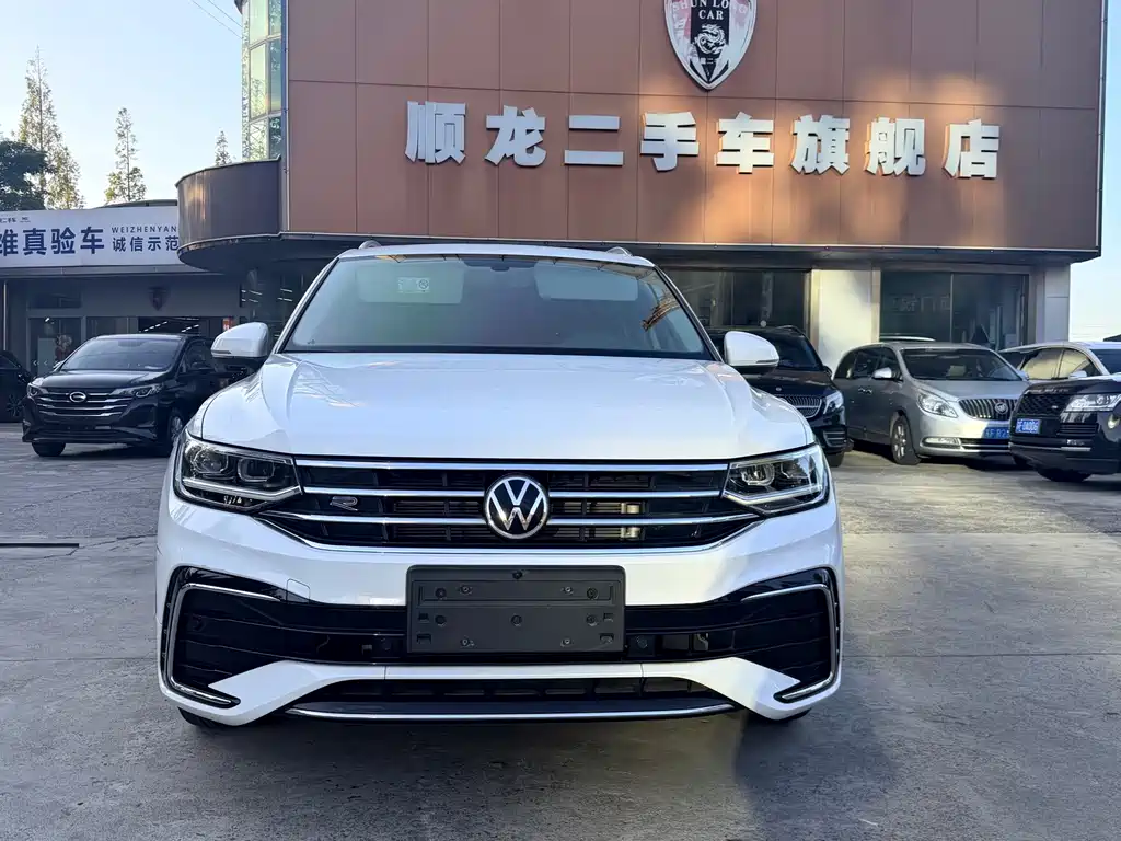 Volkswagen Tiguan L — фото 2
