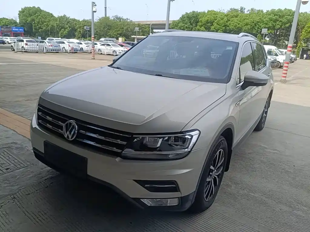 Volkswagen Tiguan L — фото 2