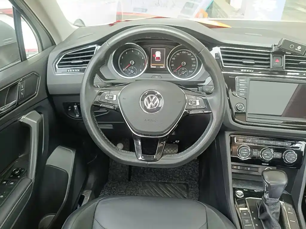 Volkswagen Tiguan L — фото 11