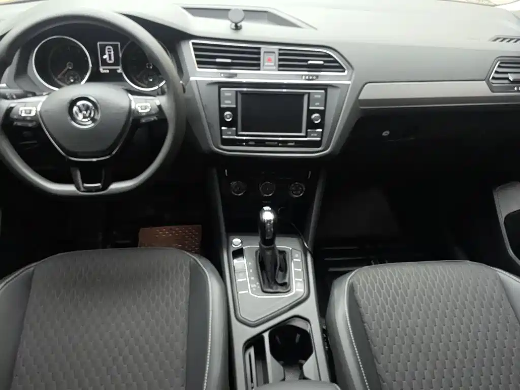 Volkswagen Tiguan L — фото 21