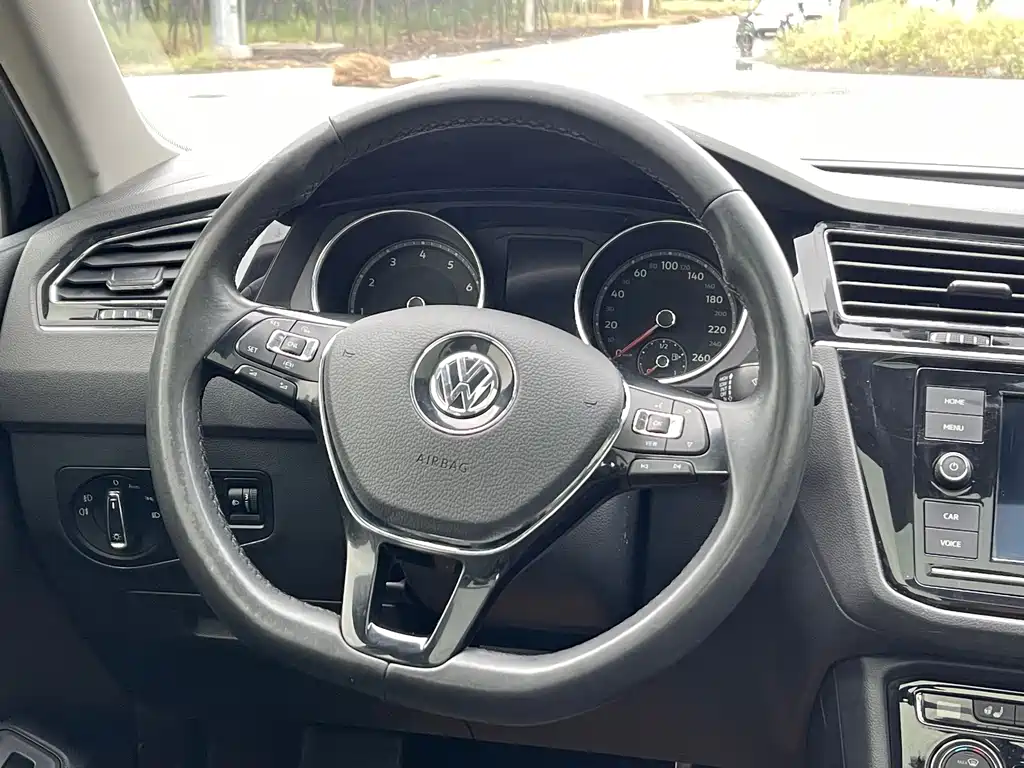 Volkswagen Tiguan L — фото 15