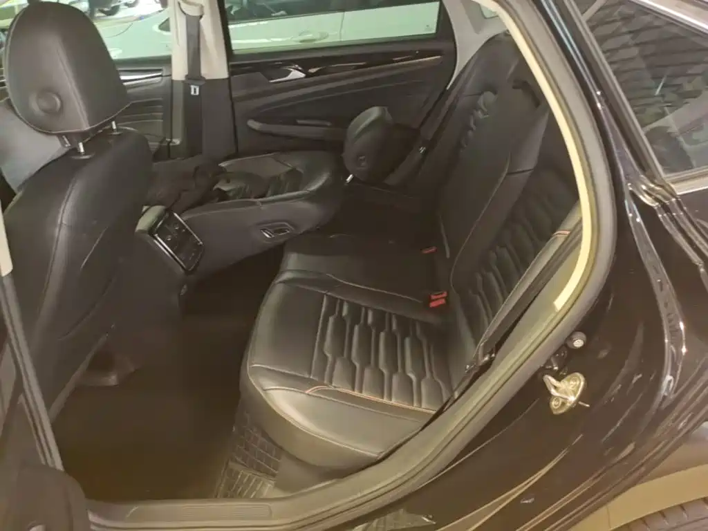 Volkswagen Passat — фото 17