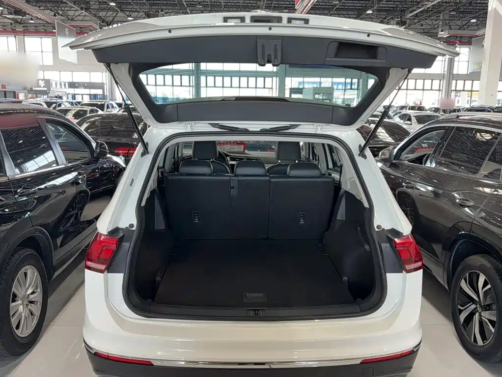 Volkswagen Tiguan L — фото 11