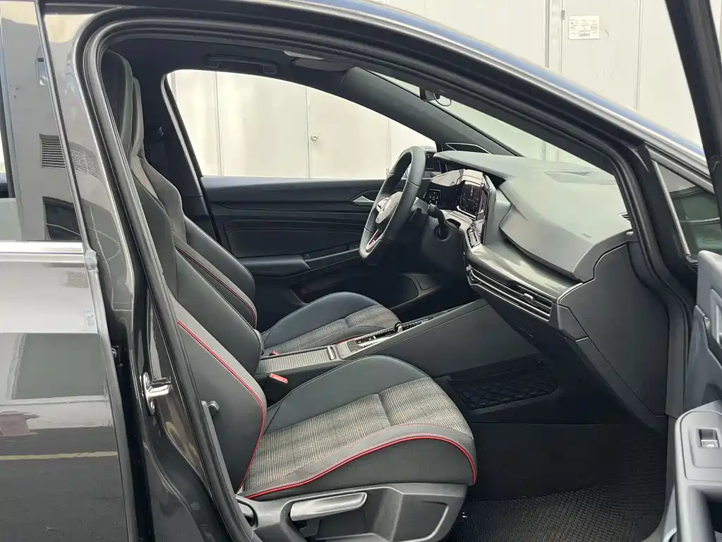 Volkswagen Golf GTI — фото 11