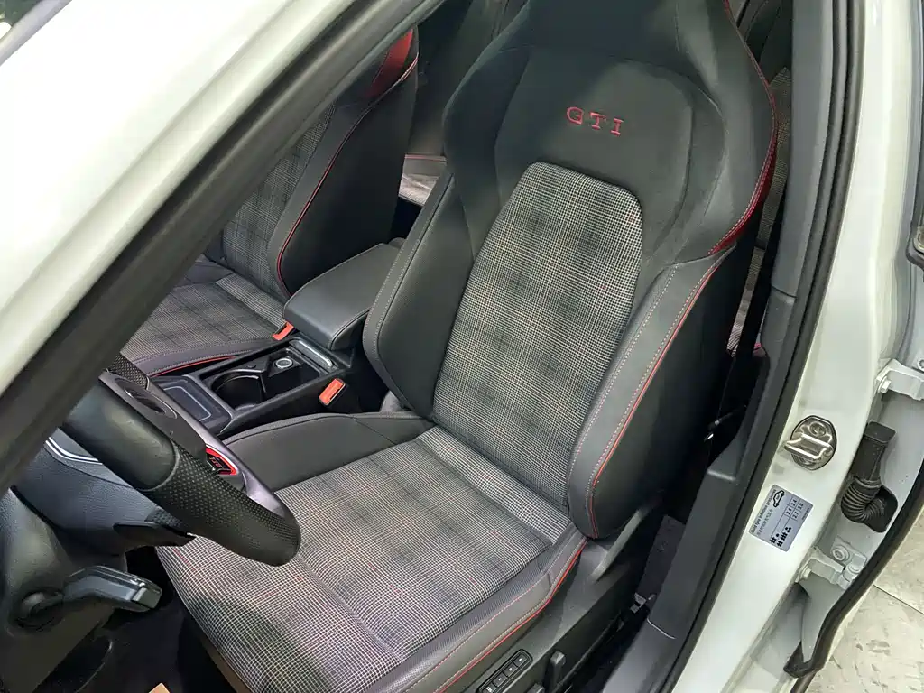 Volkswagen Golf GTI — фото 5