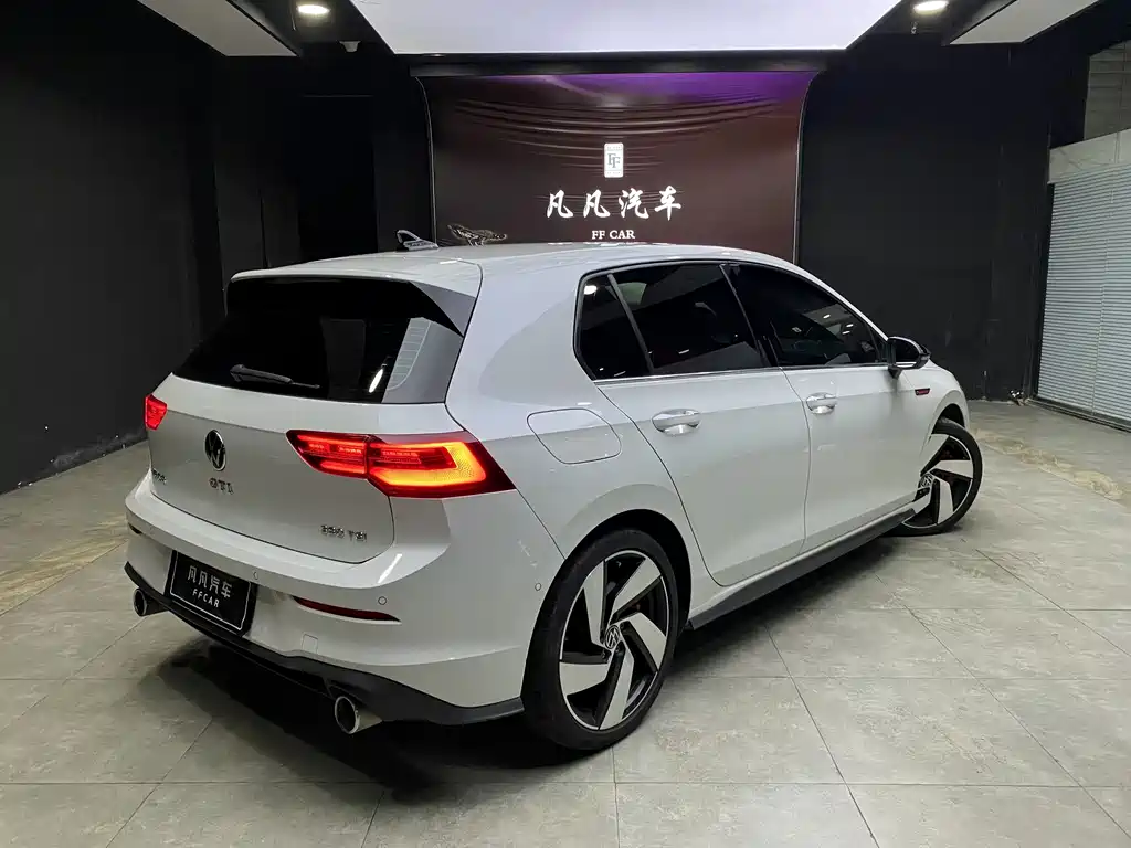 Volkswagen Golf GTI — фото 9