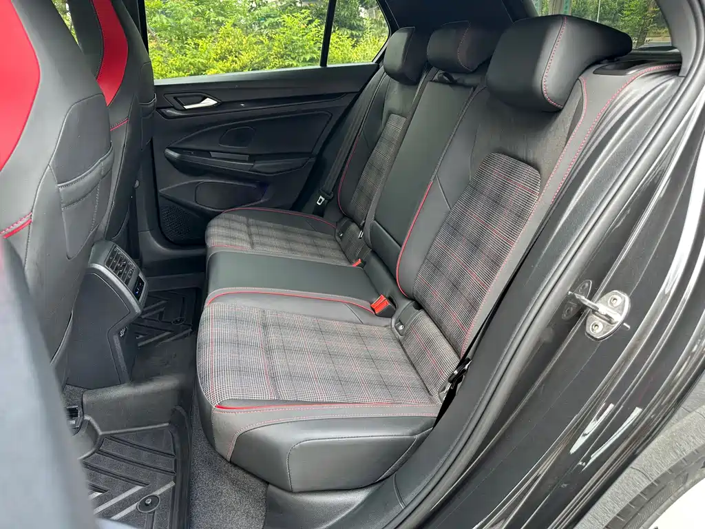 Volkswagen Golf GTI — фото 11