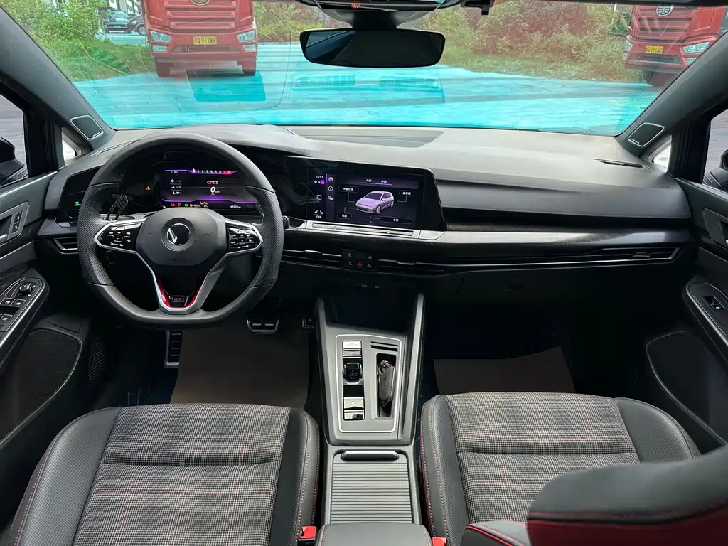 Volkswagen Golf GTI — фото 11