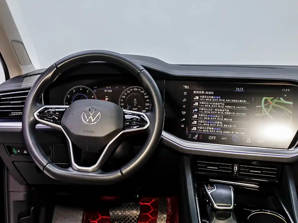 Volkswagen Touareg — фото 28