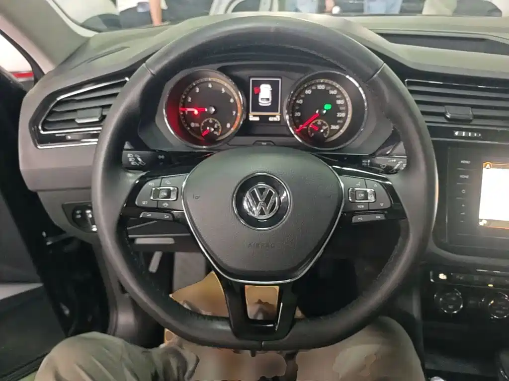Volkswagen Tiguan L — фото 11