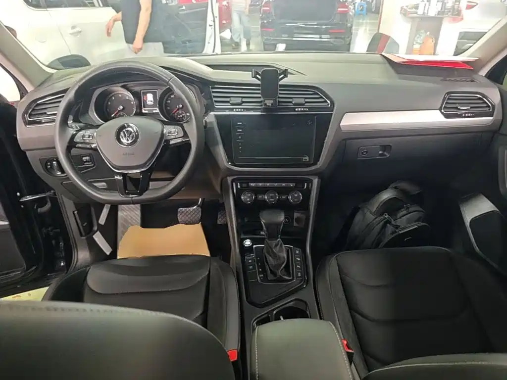 Volkswagen Tiguan L — фото 10