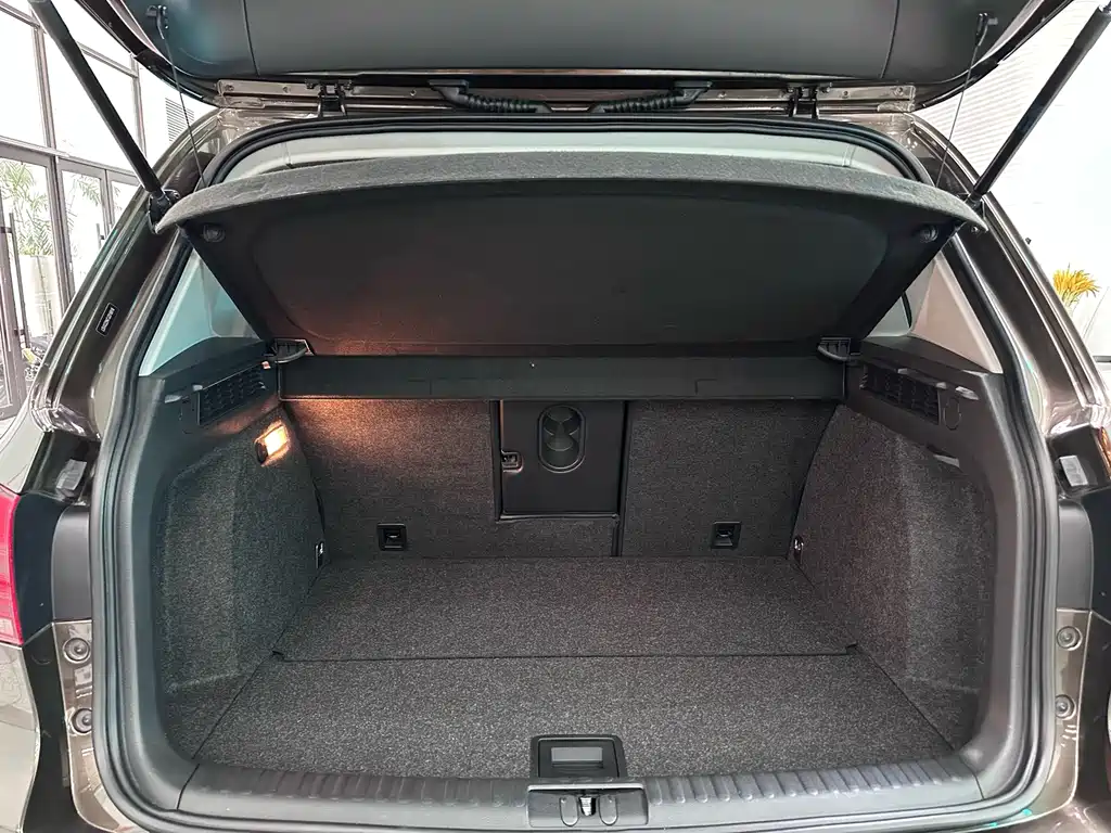 Volkswagen Tiguan — фото 8