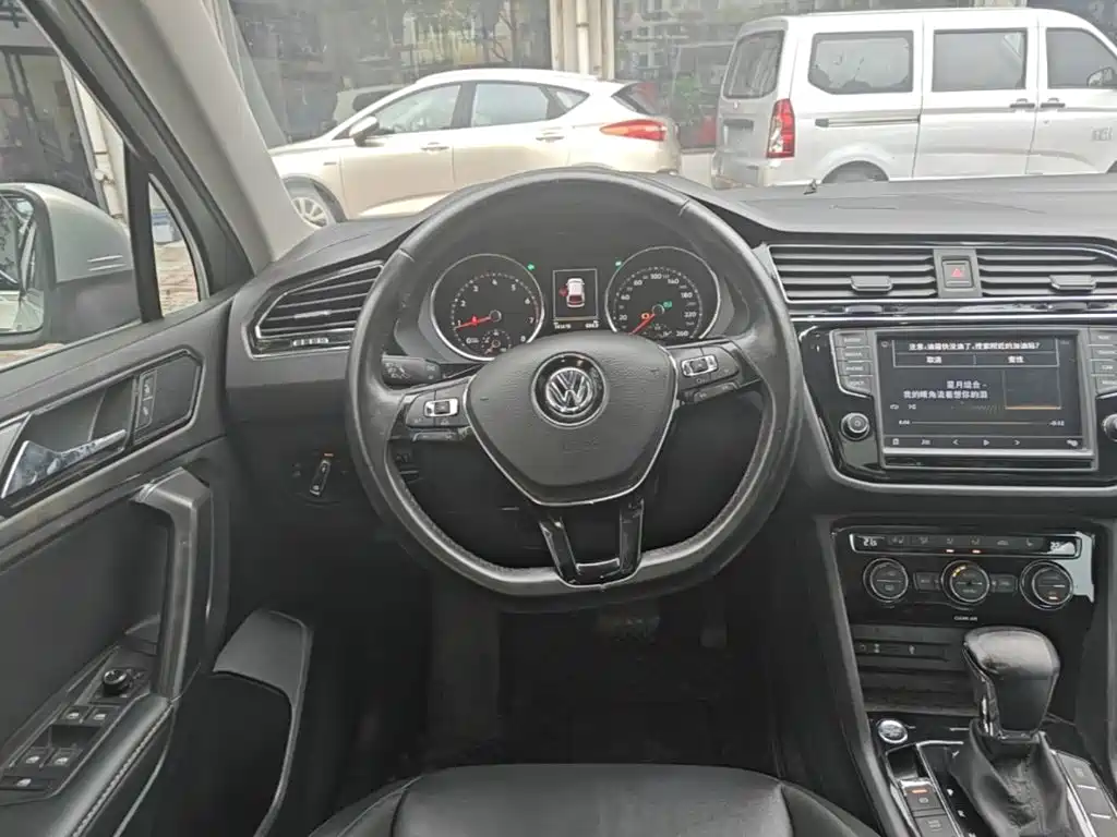 Volkswagen Tiguan L — фото 11